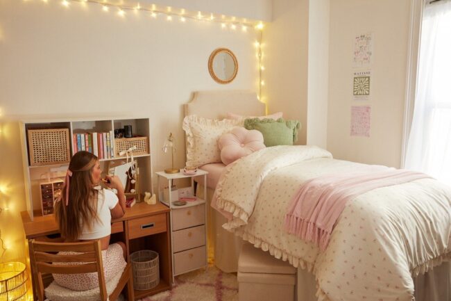 Charming Christmas Decor for Dorm Rooms