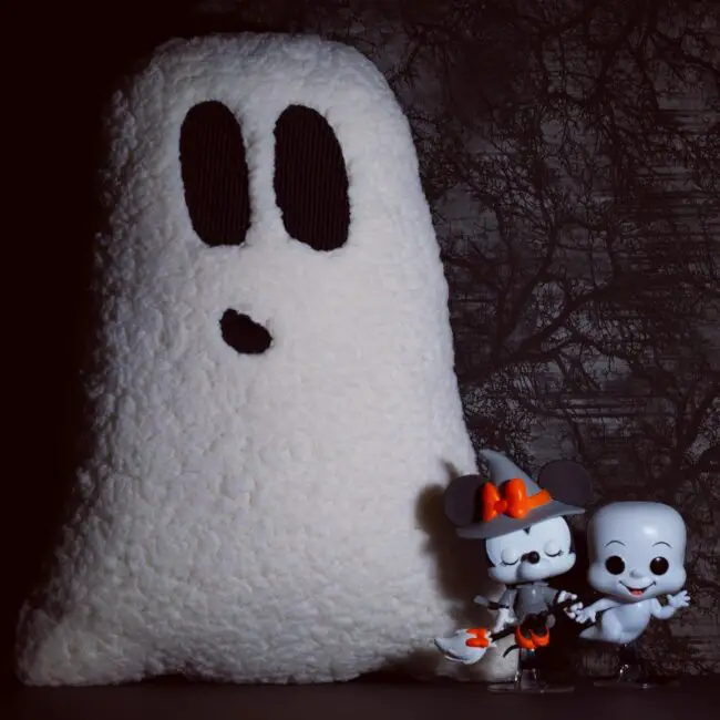 Plush Ghosts and Figurines for Cozy Vibes