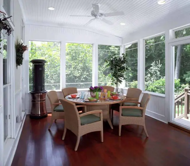 Cozy and Inviting Dining Area