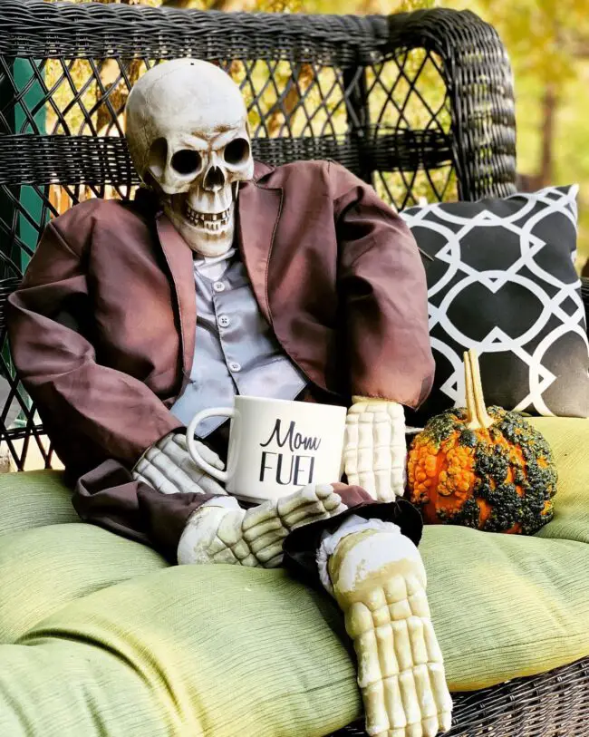 Relaxed Skeleton Setting for Spooky Comfort