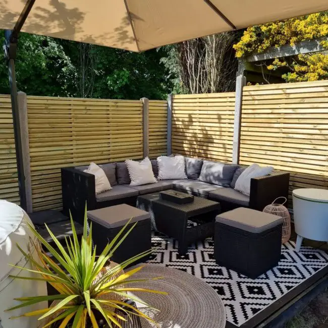 Cozy Wood Tones for an Inviting Outdoor Lounge