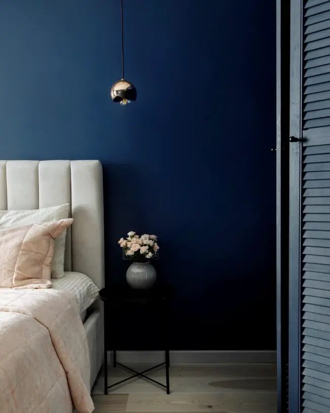 The Key Elements of a Minimalist Blue Bedroom