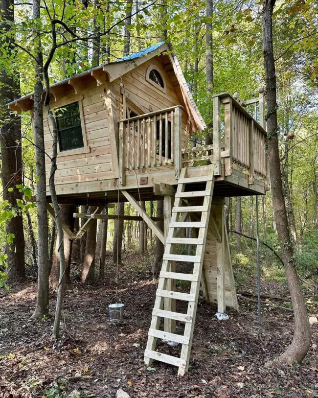 Quaint Cottage-Style Treehouse