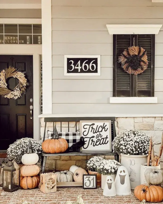 Trick or Treat-Themed Bench for Festive Greetings