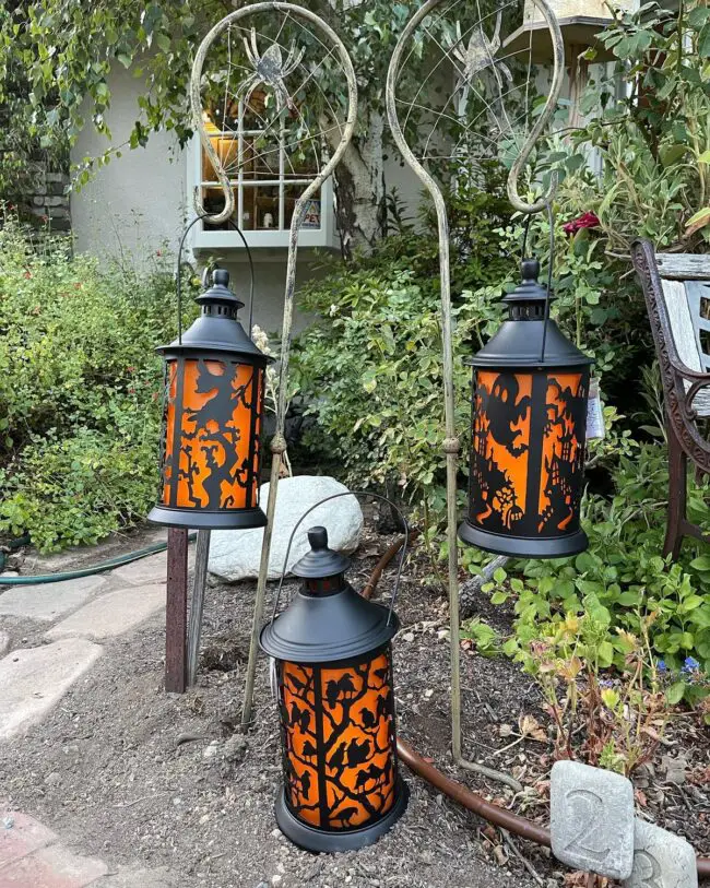 Flickering Spooky Lanterns to Set the Mood