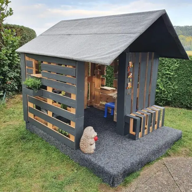 Cozy Cubby for Creative Playtime in a Compact Space