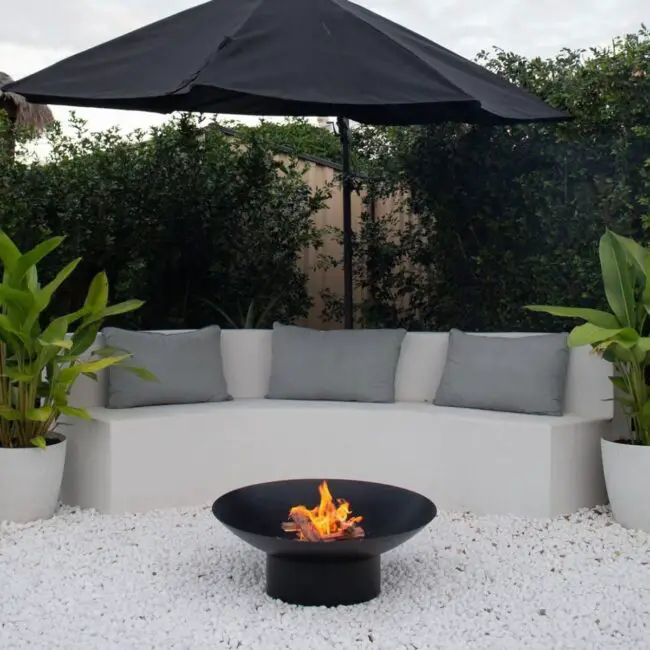 Bold Black and White Outdoor Theme